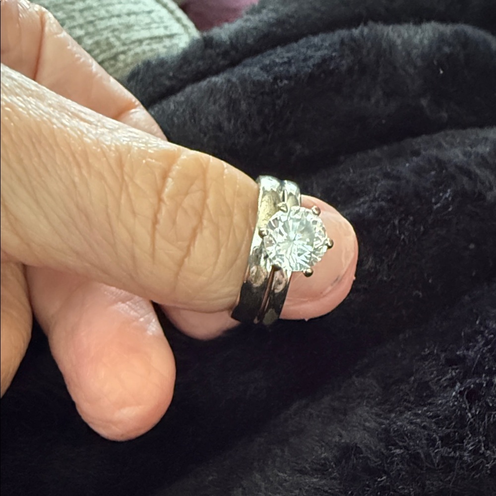 Elegant Silver Ring with Sparkling Stone